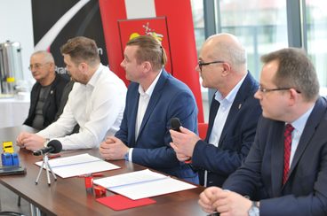 W Zespole Szkół nr 1 w Wieluniu podpisano umowę na budowę boiska
